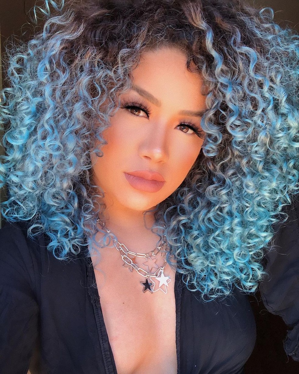 Guia completo: Como descolorir cabelo cacheado sem danificar