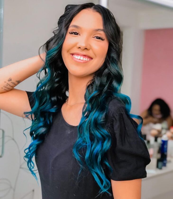 Ombré Hair Azul vs. Californiana Azul: Qual escolher para seus cachos?
