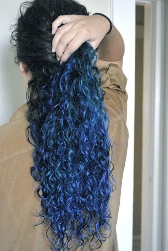Inspirações de cabelo cacheado azul: do turquesa ao marinho