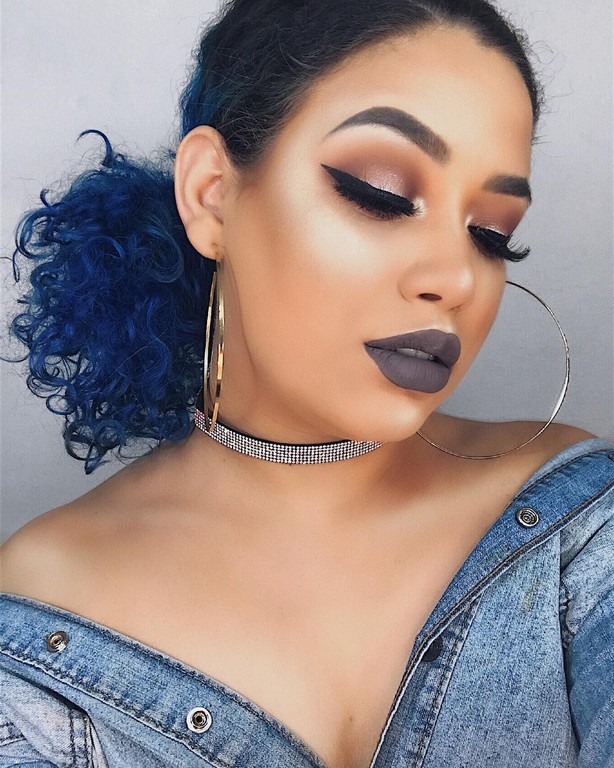 cabelo cacheado azul nas pontas