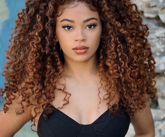 Cabelo cacheado chocolate: Extensões e perucas para um visual sem química