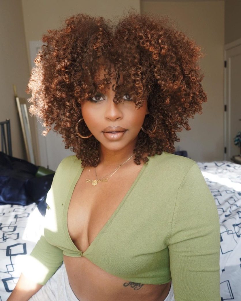 Desvendando os reflexos: Dourado vs. Acobreado no cabelo chocolate