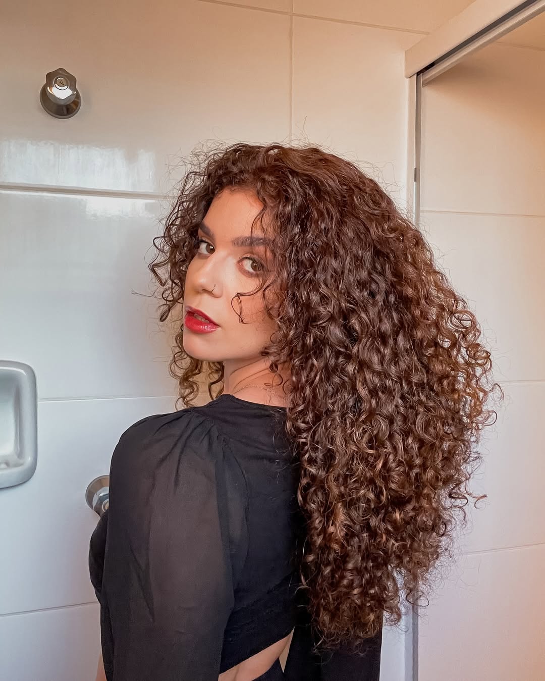 Cortes de Cabelo Cacheado que Rejuvenescem: Além das Camadas