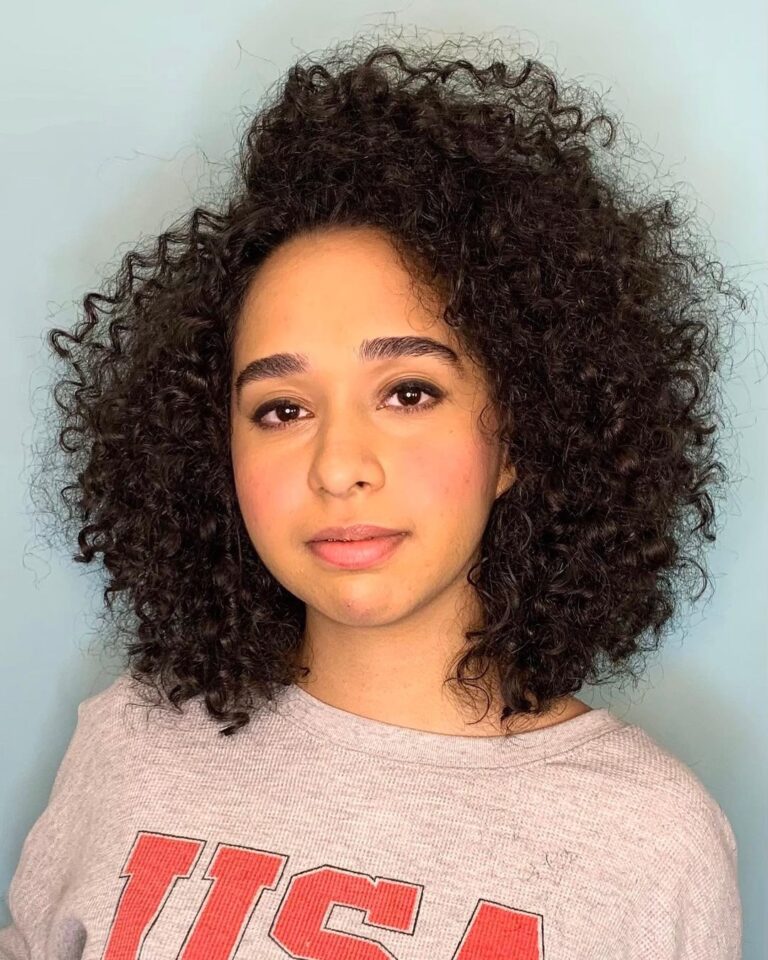 Franjas para Cabelos Cacheados: Opções e Estilos que Combinam com Camadas