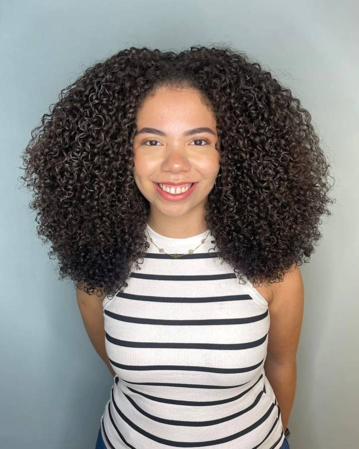 Guia Completo: Como Cuidar do Cabelo Cacheado Pós-Corte em Camadas
