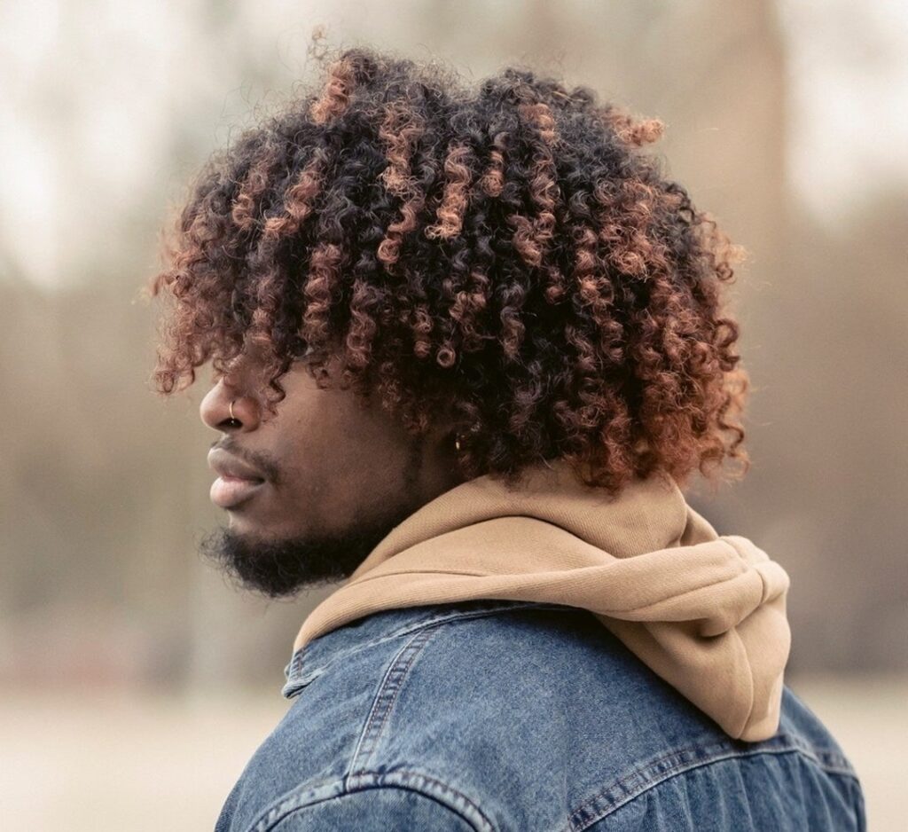 cabelo cacheado masculino com luzes