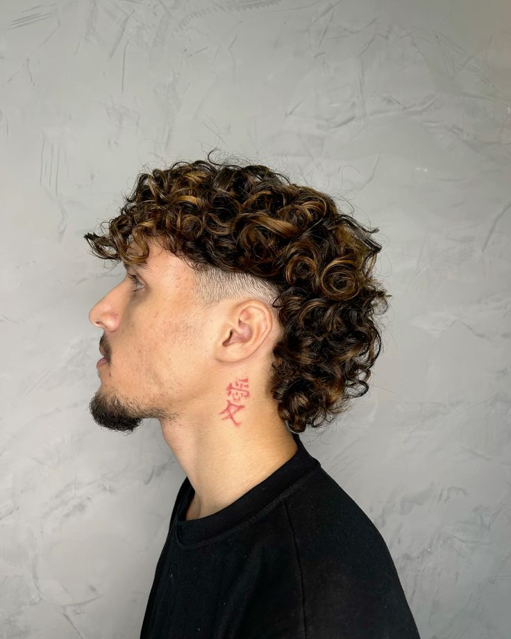cabelo cacheado masculino com luzes