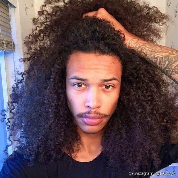 erros comuns ao cuidar de cabelo cacheado masculino grande