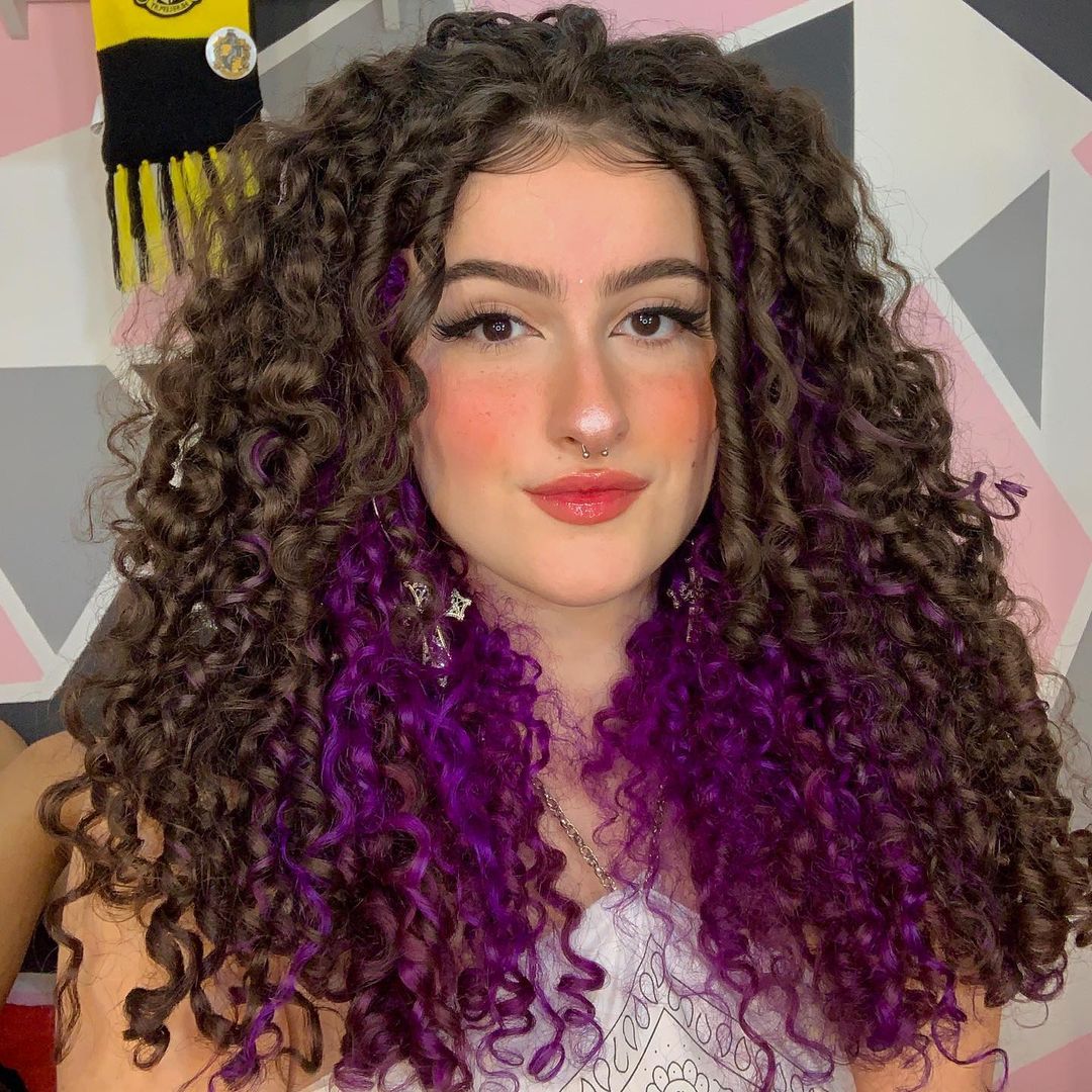 Guia Completo de Tons de Roxo para Cabelos Cacheados