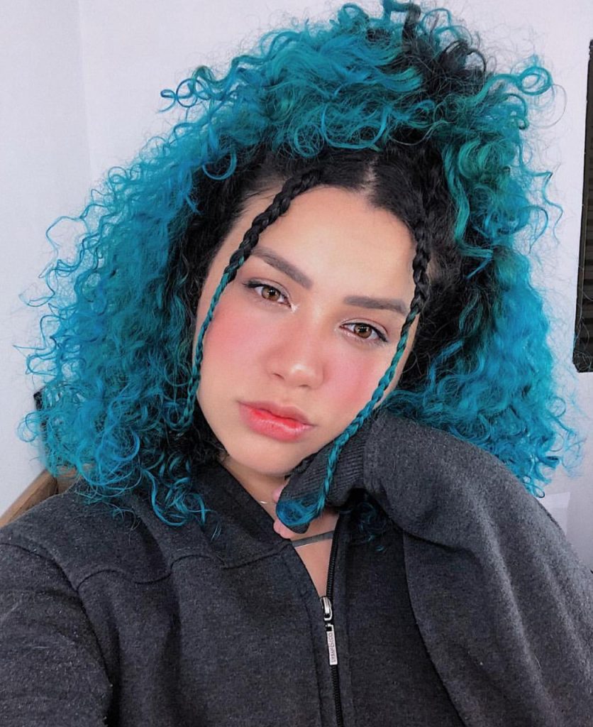 Violeta Genciana em Cabelos Cacheados: Guia de Uso e Cuidados