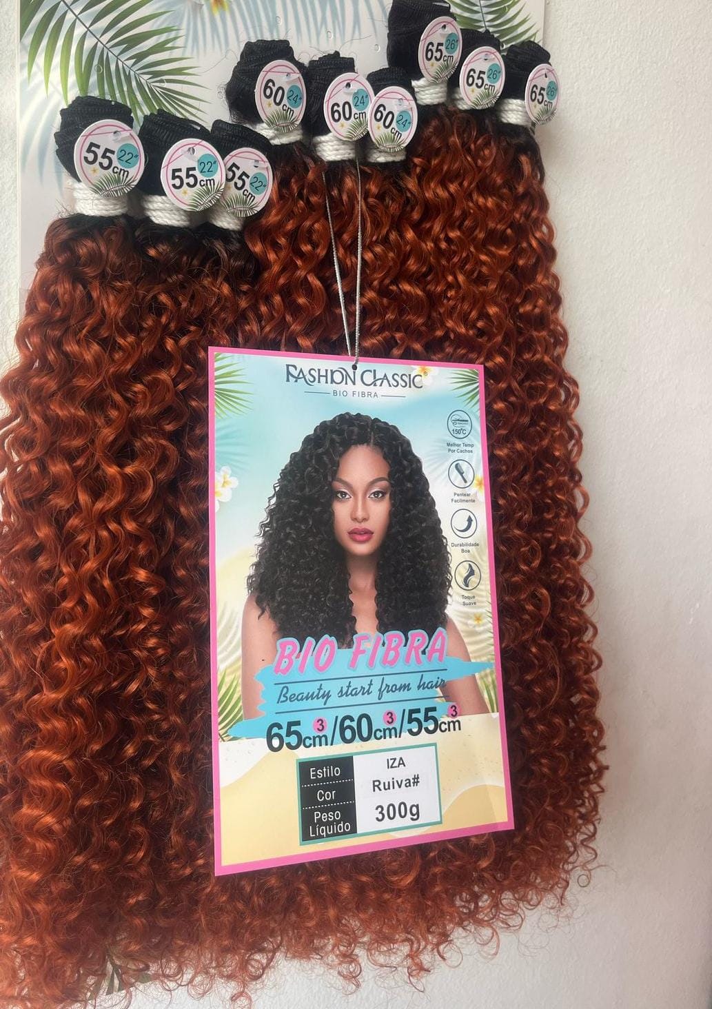 Combinações de cores de roupa para realçar seu cabelo ruivo cacheado