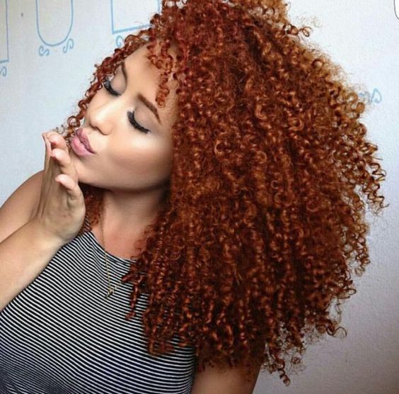 Guia completo: Como escolher o tom de ruivo ideal para seus cachos