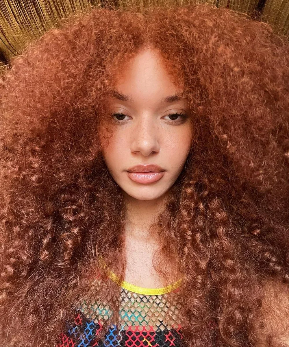 Rotina de cuidados para cabelo cacheado ruivo: Mantenha a cor vibrante e os cachos saudáveis