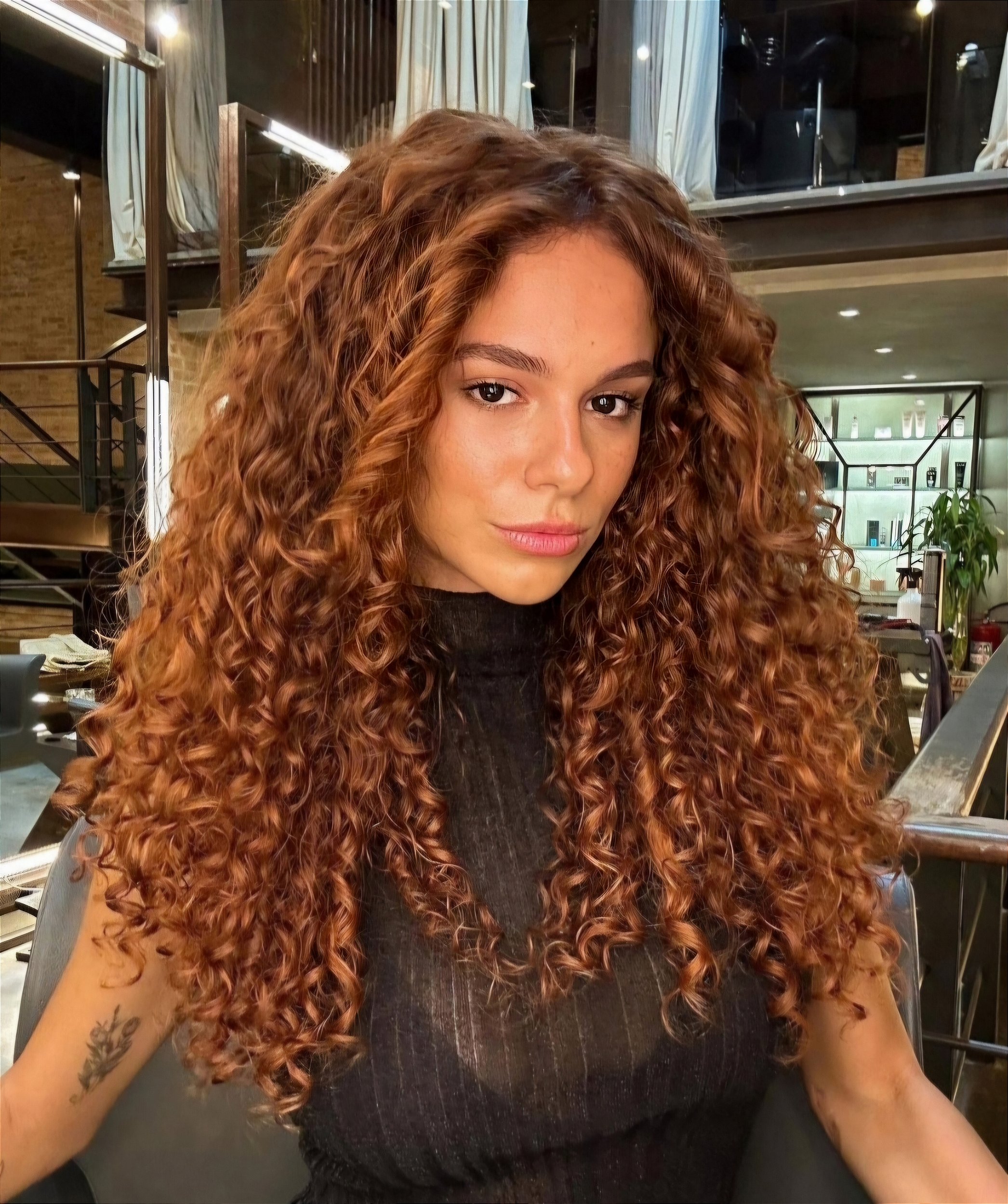 Combinações de cores de roupa para realçar seu cabelo ruivo cacheado