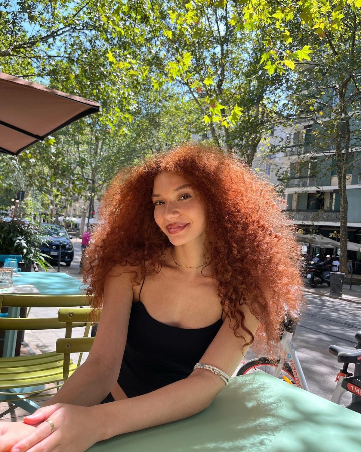 Rotina de cuidados para cabelo cacheado ruivo: Mantenha a cor vibrante e os cachos saudáveis