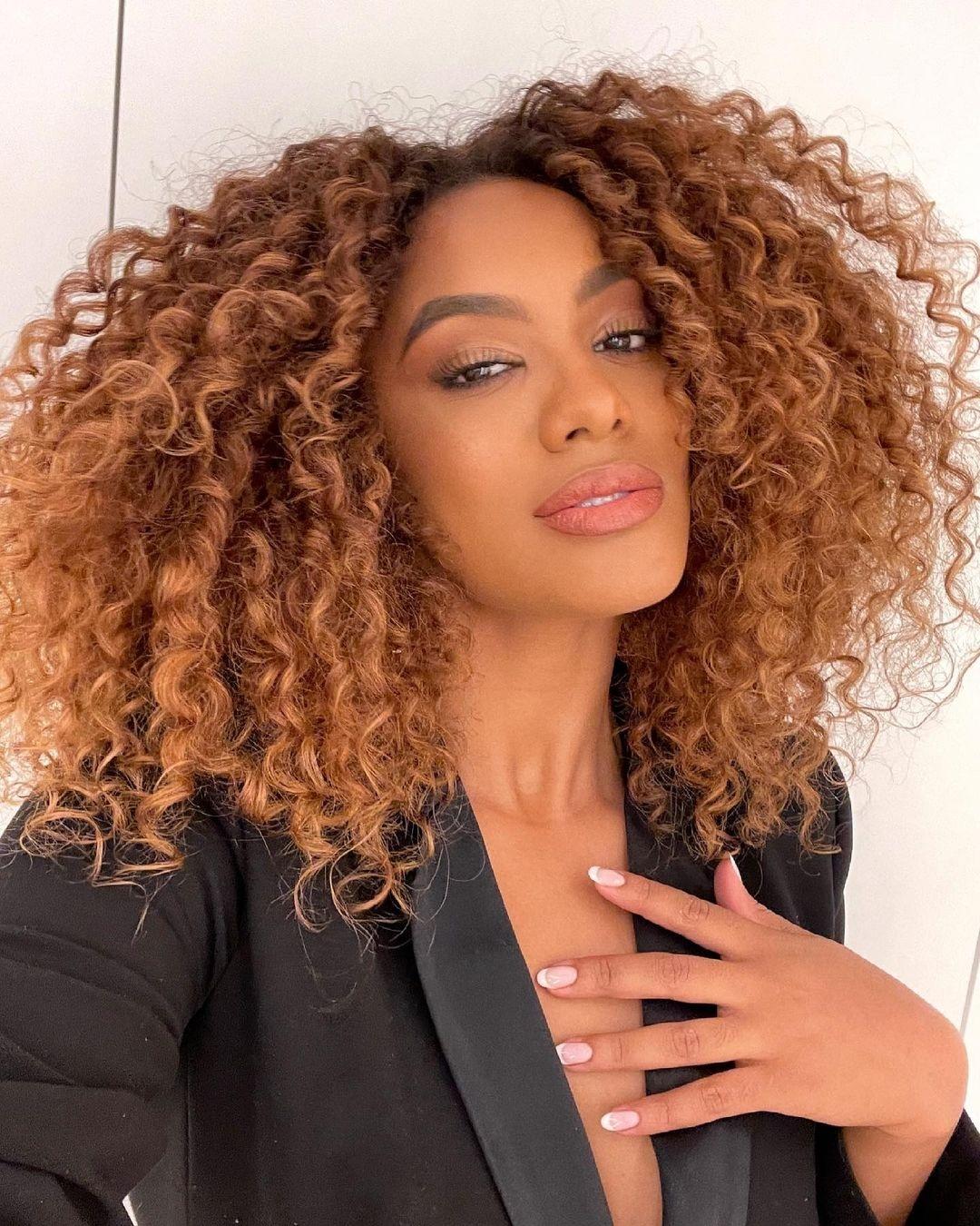 Cortes e penteados que valorizam o cabelo cacheado ruivo