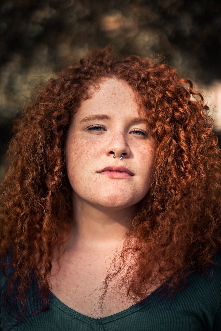 Cortes e penteados que valorizam o cabelo cacheado ruivo