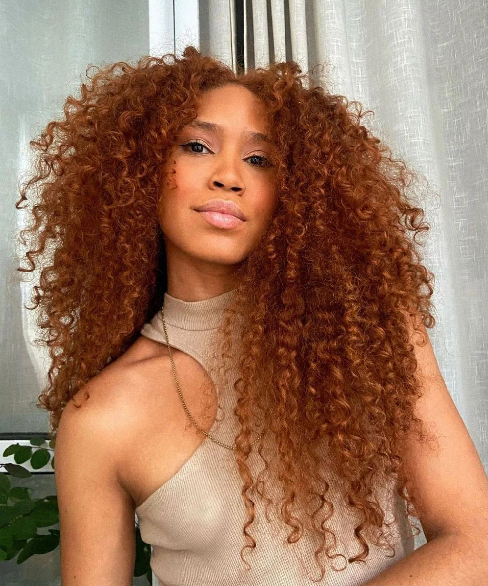 Inspirações de penteados 'baby hair' para ruivas cacheadas