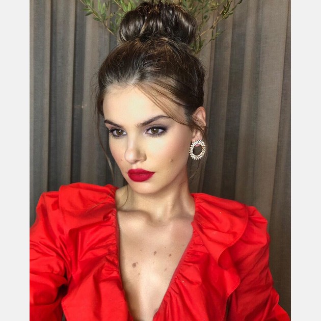 Camila Queiroz: A Versatilidade de Cortes e Cores que Inspiram