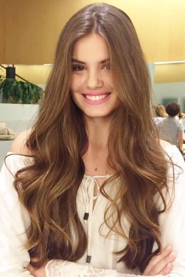 Camila Queiroz: A Versatilidade de Cortes e Cores que Inspiram