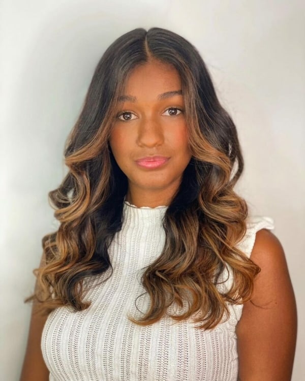 cabelo castanho escuro com reflexos dourados