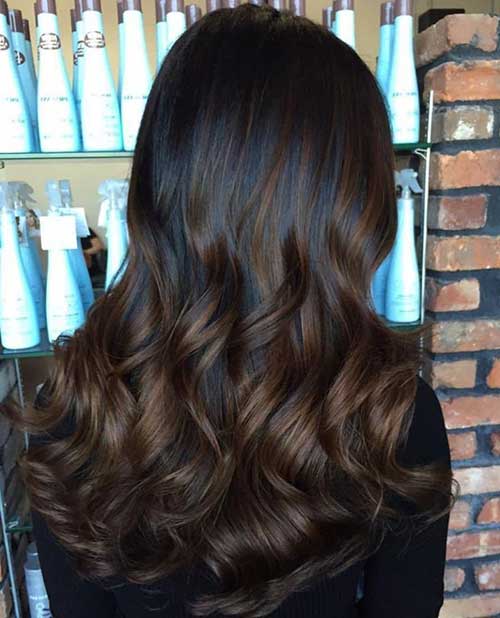 cabelo castanho escuro com reflexos dourados