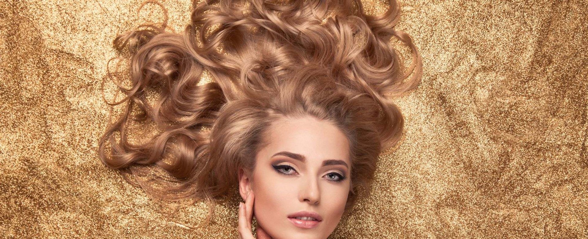 cabelo castanho escuro com reflexos dourados