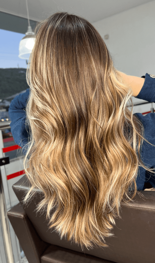 mechas douradas em cabelo escuro