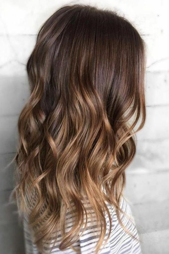 cabelo com mechas caramelo dourado