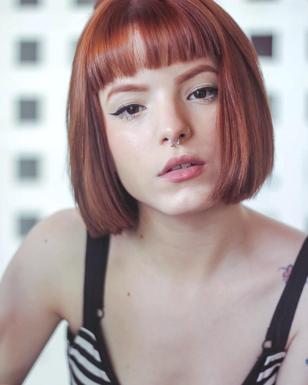 Chanel de Bico Ruivo: Ousadia e Elegância em um Só Corte