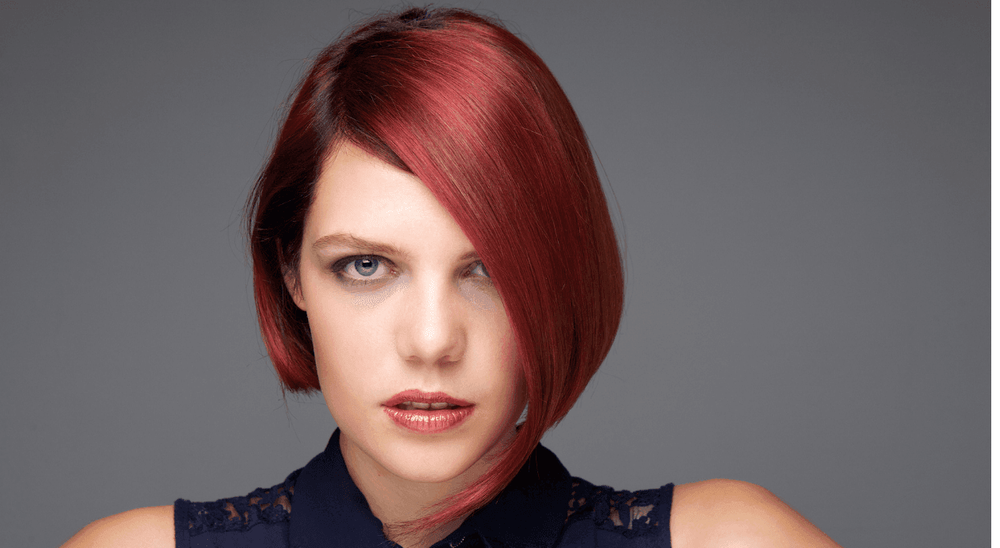 Chanel de Bico Ruivo: Ousadia e Elegância em um Só Corte