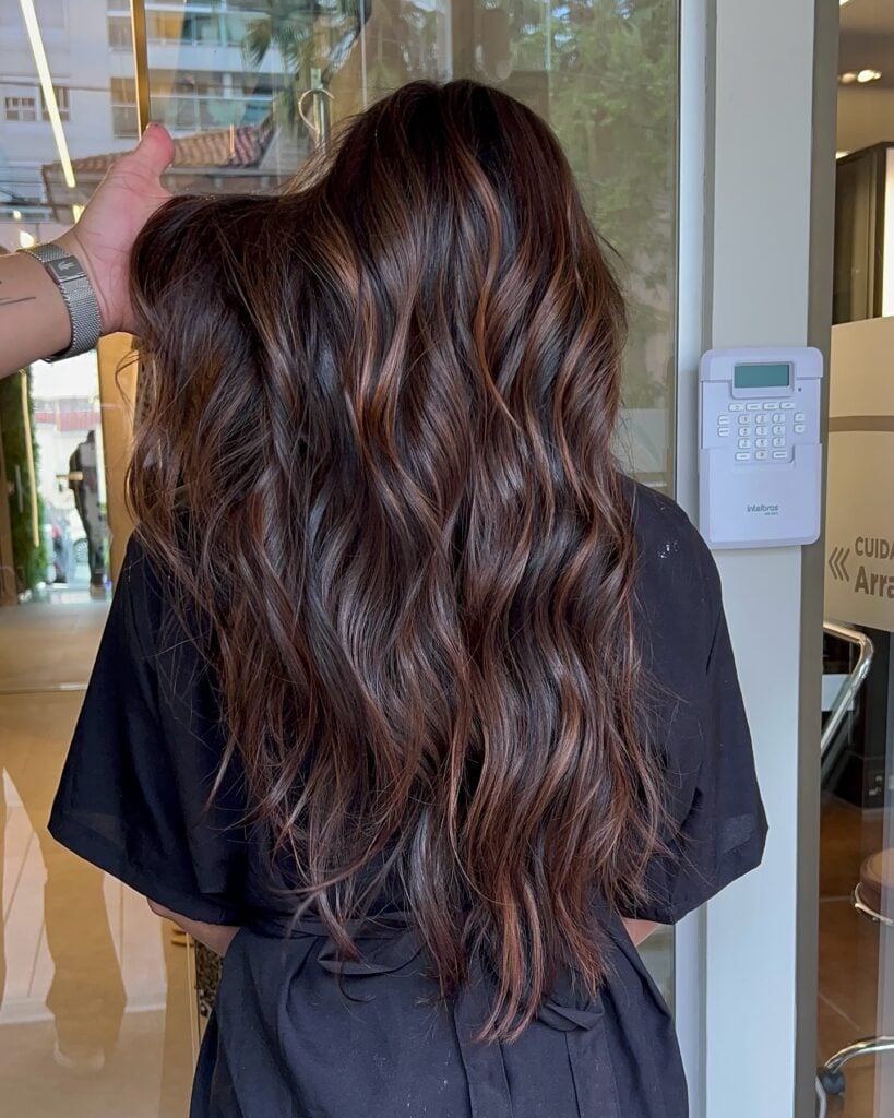 Técnicas e Cuidados Essenciais
4. Do Castanho ao Chocolate Iluminado: Inspire-se com as Tendências de Californianas
5. Cabelo Chocolate com Luzes: A Manutenção Perfeita para um Brilho Duradouro