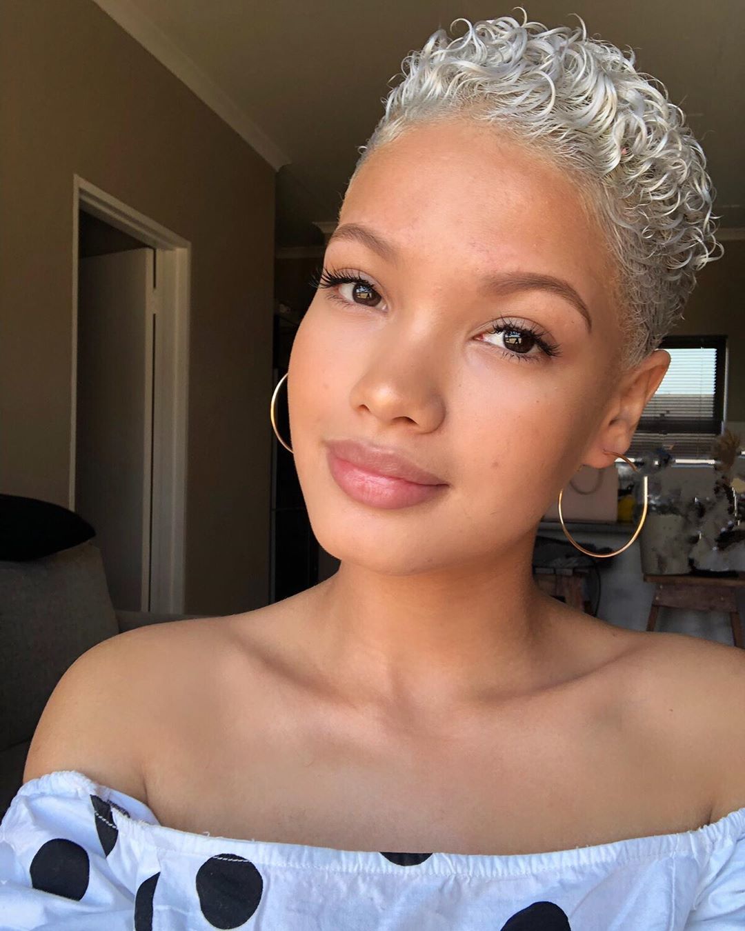 Guia completo: Charcoal Hair para morenas