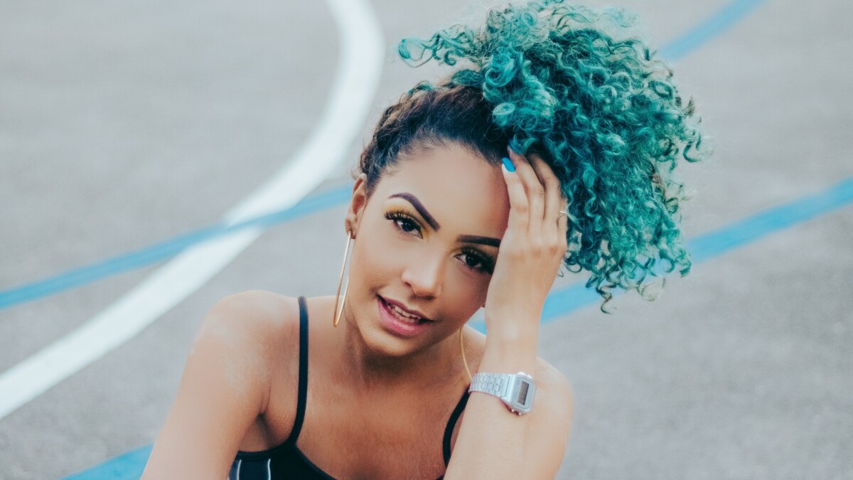 As Cores de Cabelo Cacheado que Vão Bombar em 2025 e 2026