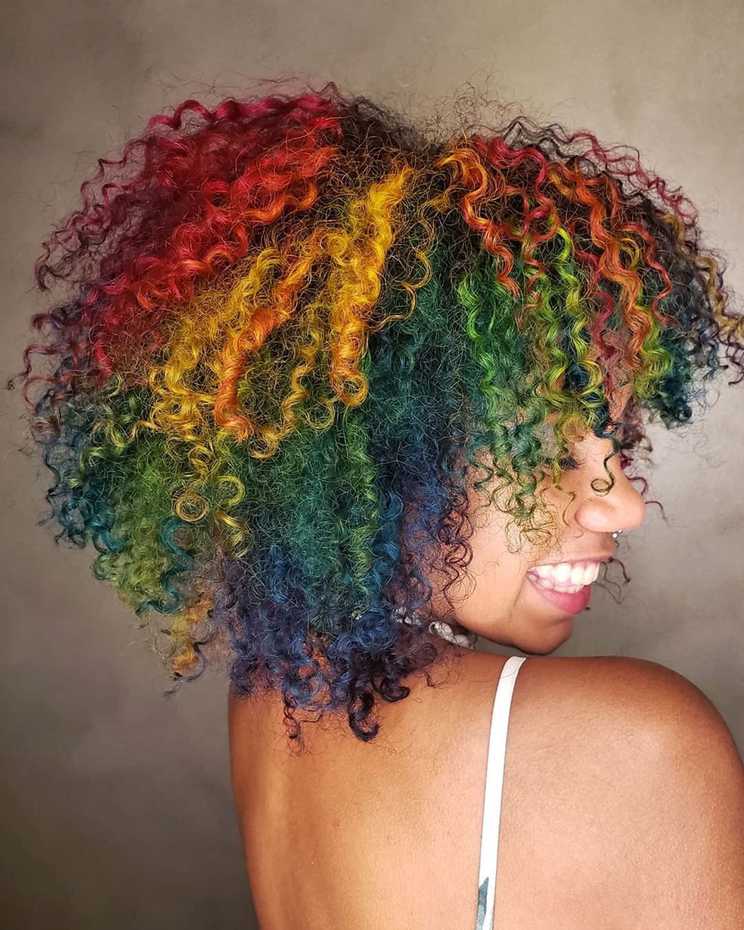 As Cores de Cabelo Cacheado que Vão Bombar em 2025 e 2026