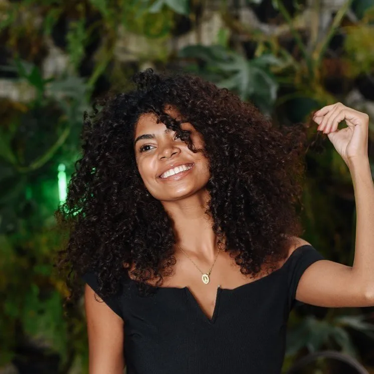 Frizz em Cabelos Cacheados: Dicas Específicas e Produtos Recomendados