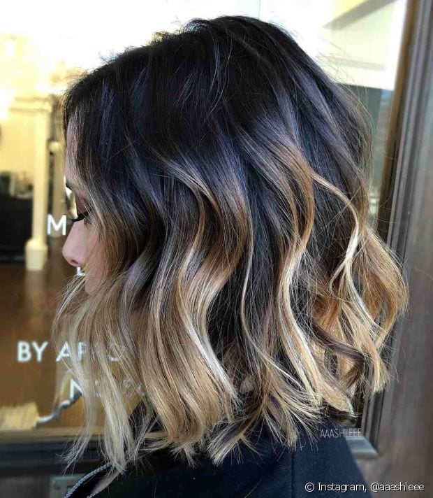 cabelo com luzes platinadas nas pontas