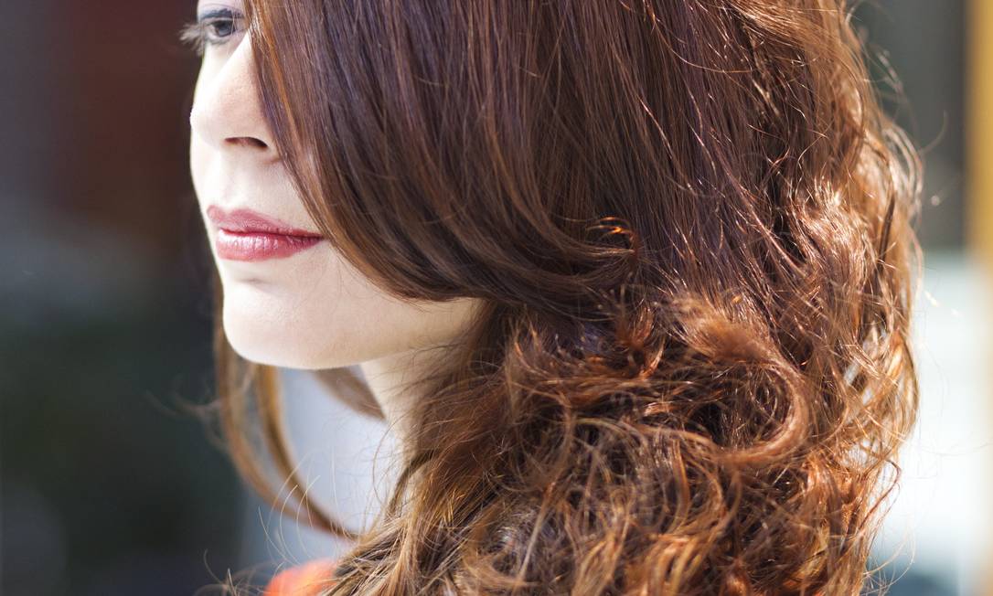 Mechas Ruivas com Raiz Esfumada: A Tendência que Reduz a Necessidade de Retoques