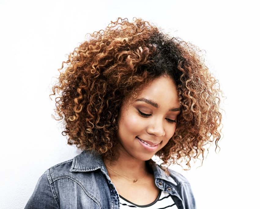 cabelo crespo curto com luzes