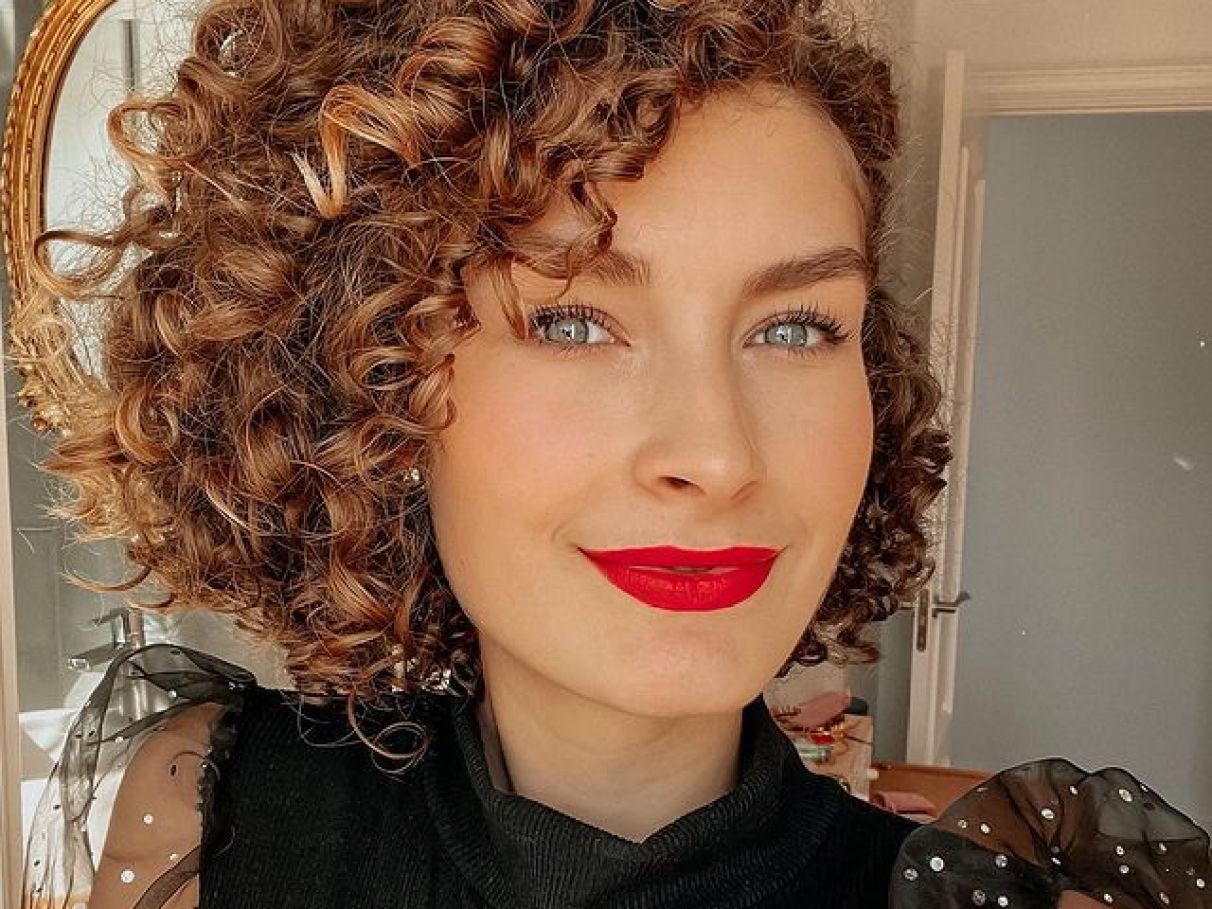 Inspirações de Cabelo Crespo Curto com Luzes: Galeria de Fotos e Dicas