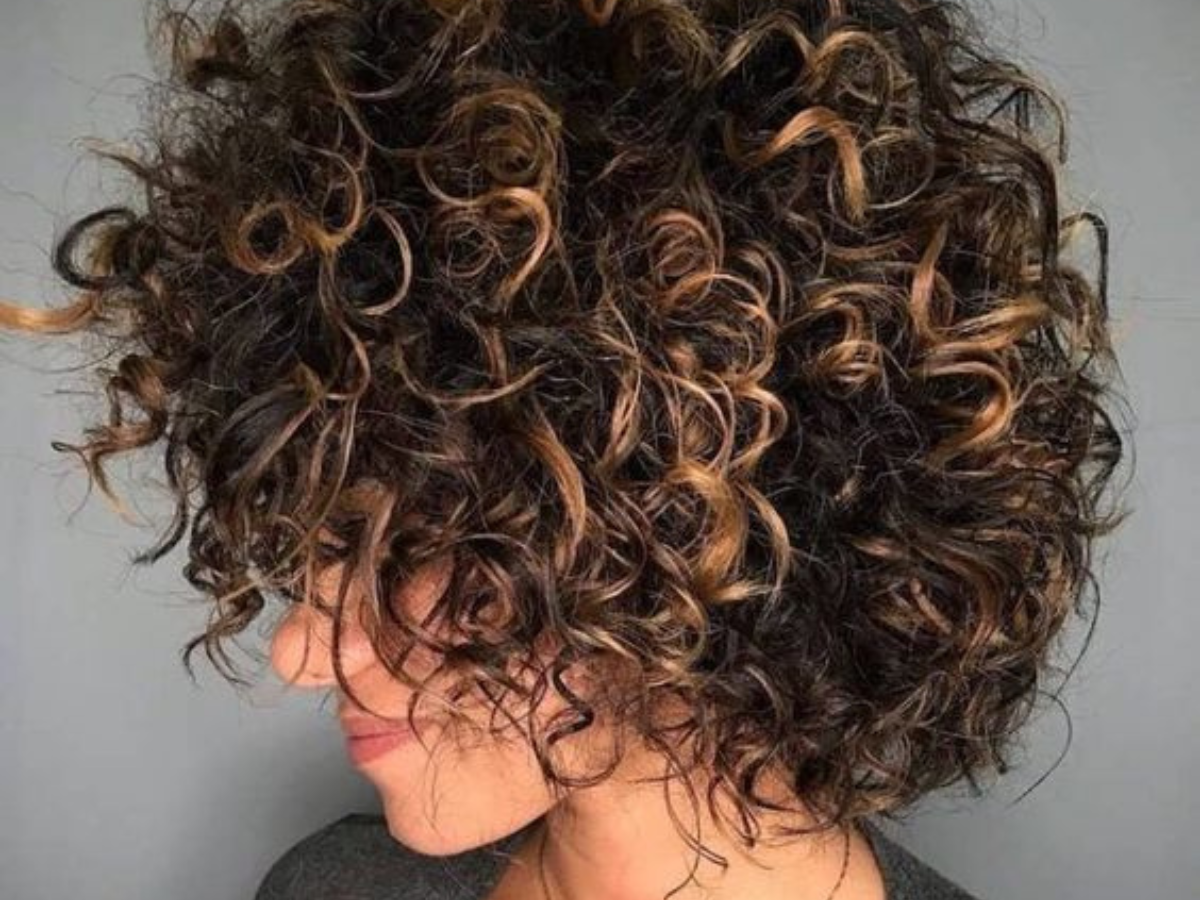 Corte Cônico vs. Bob Assimétrico: Qual o Melhor para Seu Crespo Iluminado?