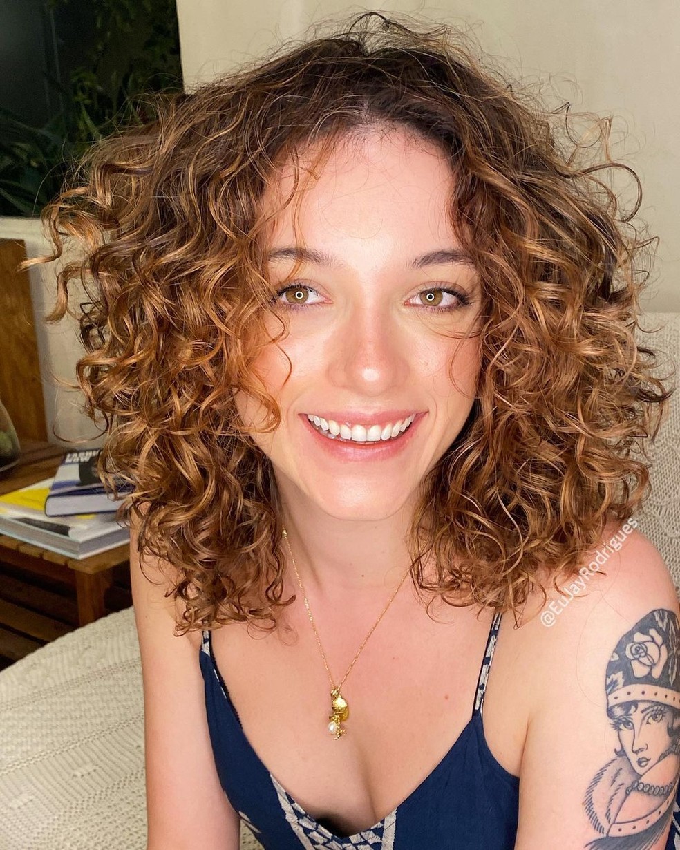 cabelo crespo curto com luzes