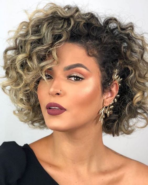 cabelo crespo curto com luzes