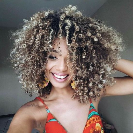 Descubra as Tendências de Cores Vibrantes para Cabelos Crespos em 2025