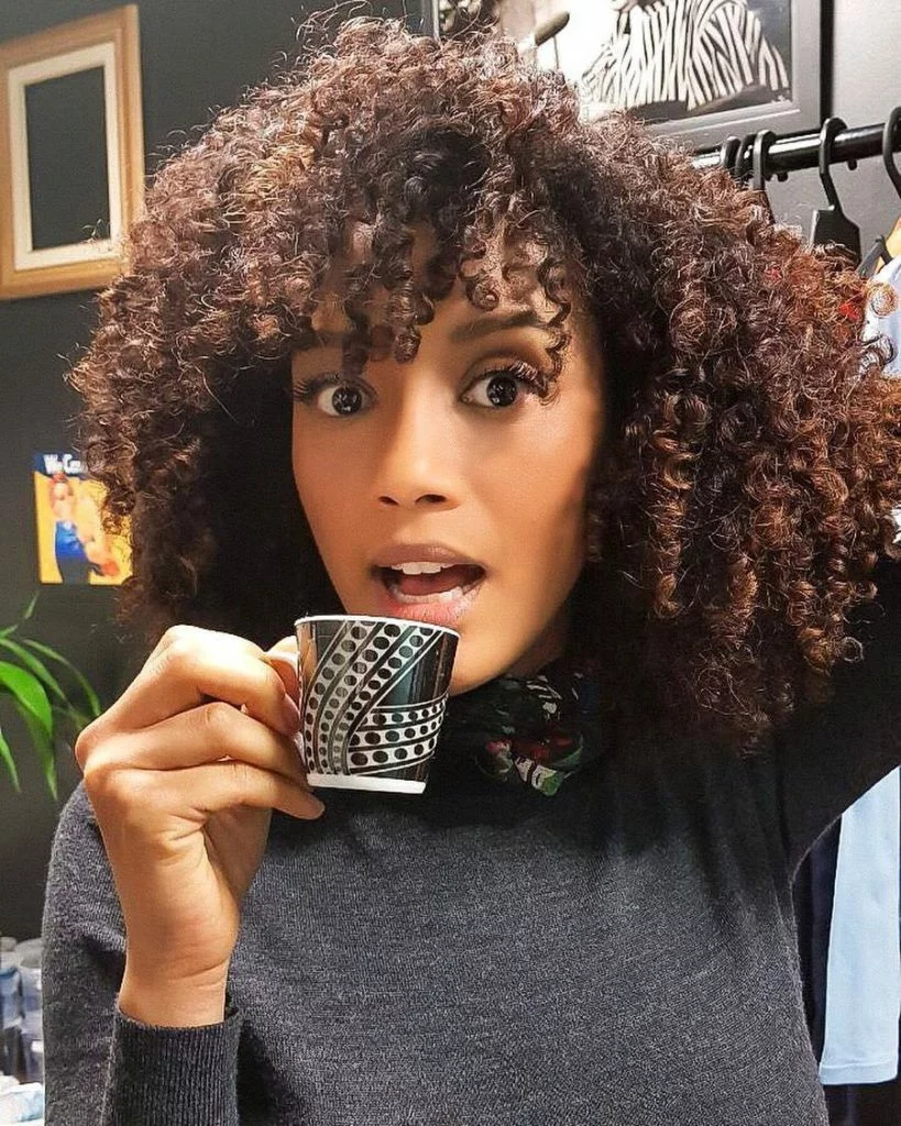 cabelo crespo com frizz