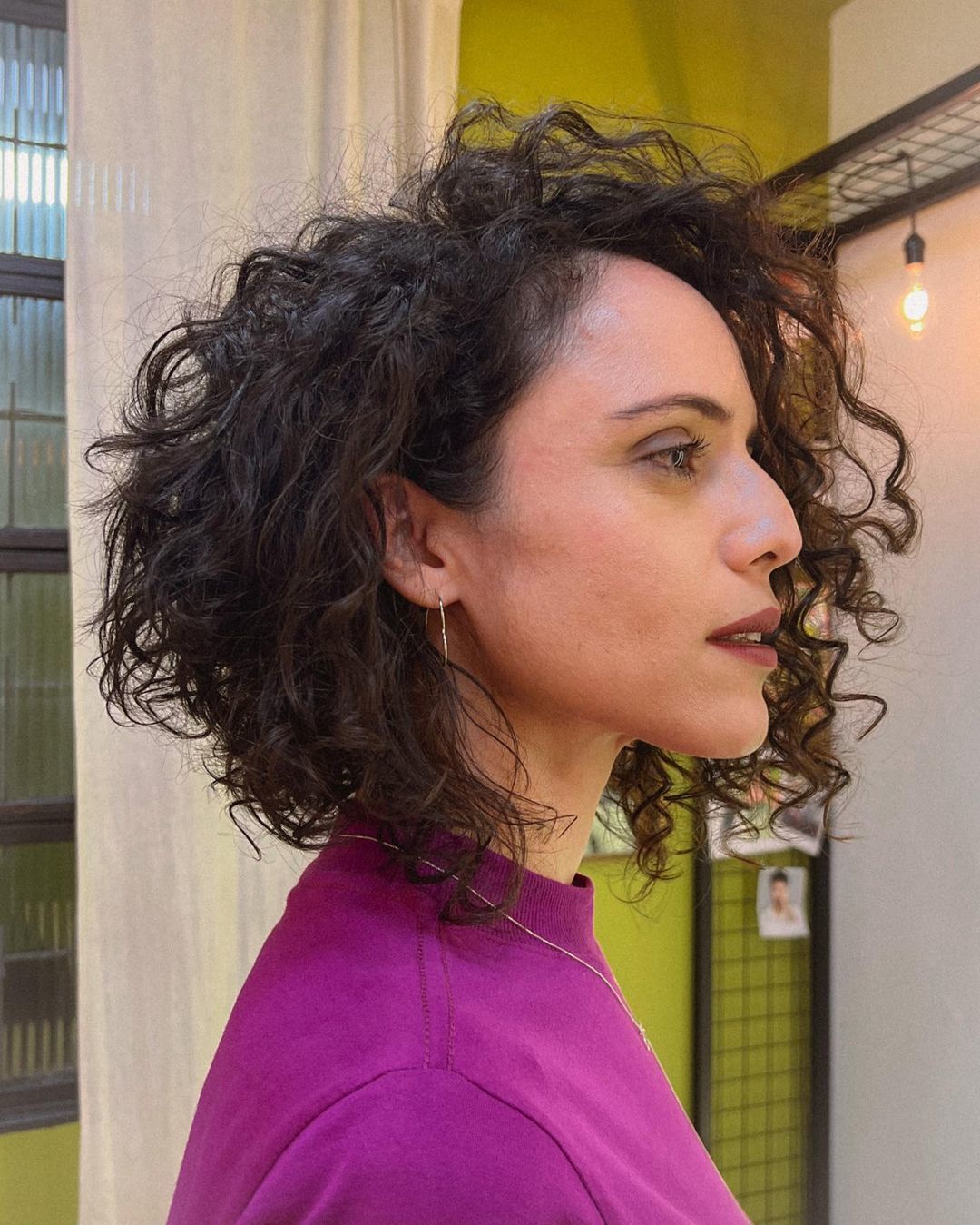 5 ideias de títulos para posts sobre corte chanel para cabelos cacheados e crespos:
1. Chanel Cacheado: O Guia Completo para um Corte Moderno e Prático
2. Desmistificando o Chanel em Cabelos Cacheados e Crespos: Estilos e Dicas
3. Do Long Bob ao Assimétrico: Os Melhores Estilos de Chanel para Fios Volumosos
4. Corte Chanel para Cabelos Cacheados: Como Escolher e Cuidar
5. Inspire-se: Fotos e Ideias de Cortes Chanel para Valorizar seu Cabelo Crespo