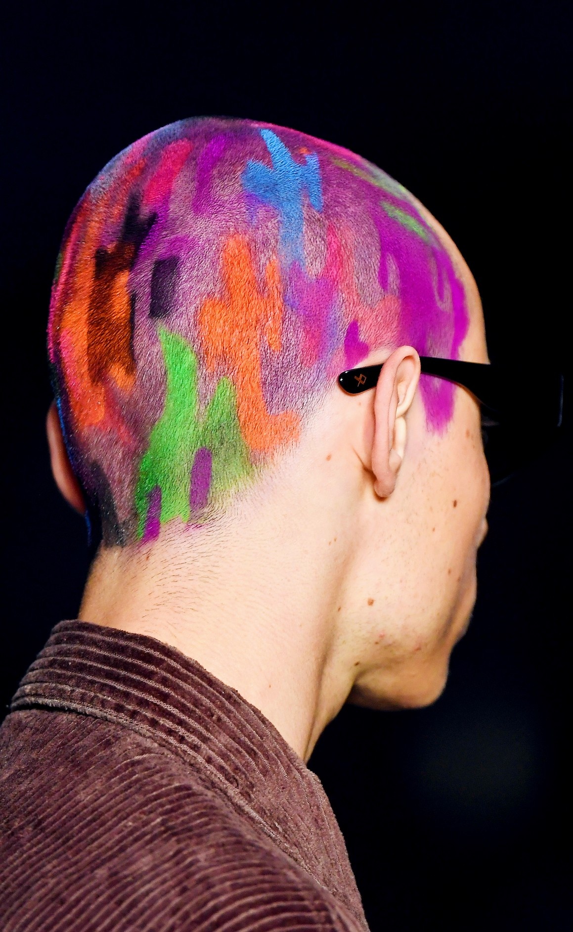 Tendências de coloração dip-dye e multicolorida para cabelos curtos em alta