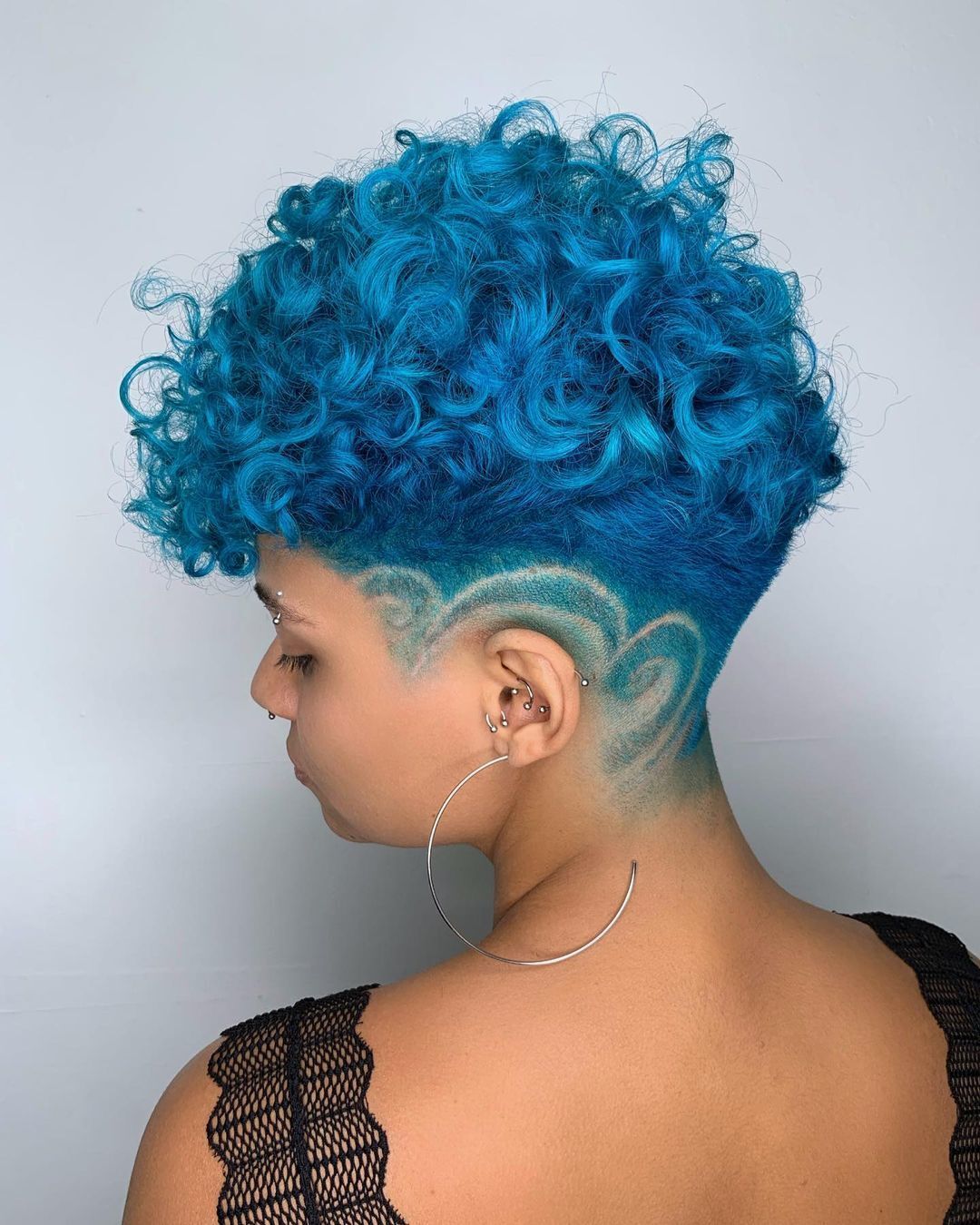 Kitty Cut e Bob: Cortes versáteis para realçar sua coloração fantasia