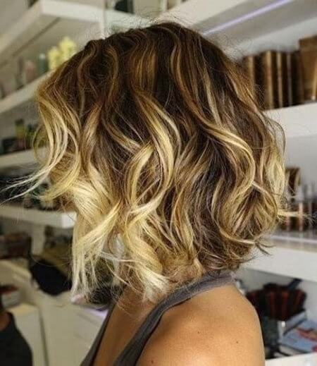 cabelo curto com mechas californianas onduladas
