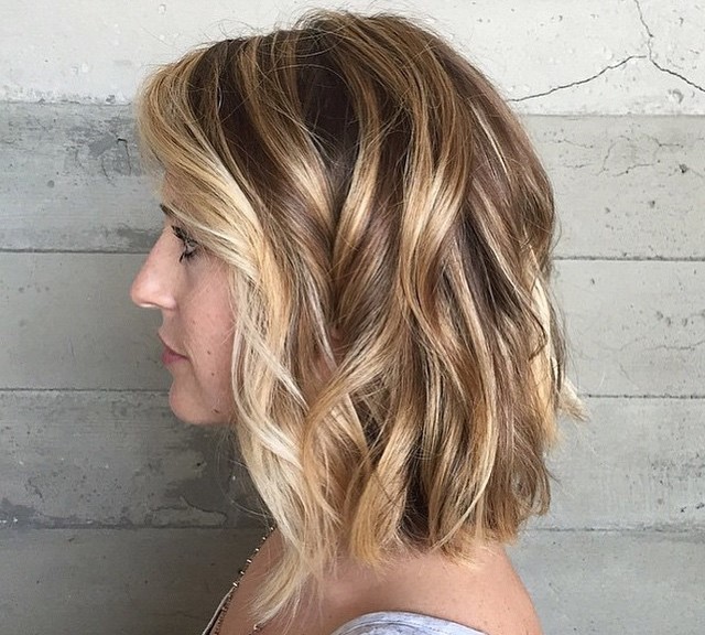 cabelo ondulado curto com pontas iluminadas